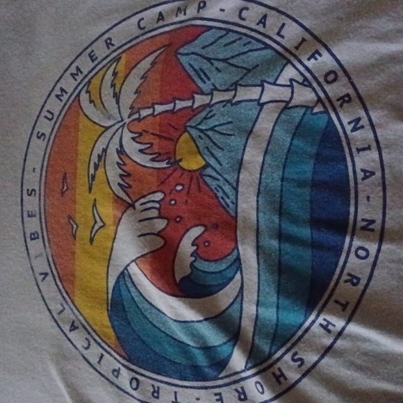 💙🌺White Graphic Tee with Tropical Print - Picture 5 of 9